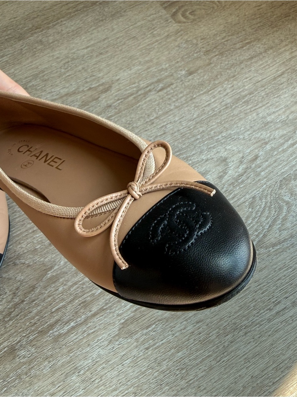 CHANEL 23B Lambskin Dark Beige and Black Leather Cap-Toe Ballet Flats Size 38 - Picture 6 of 12